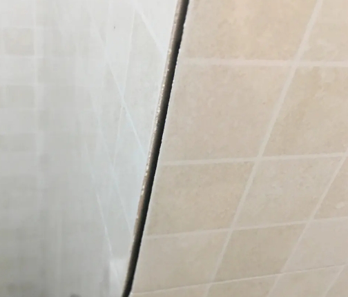 太子河瓷砖空鼓维修公司分享阳台瓷砖脱落的修复过程可以分为以下几个步骤